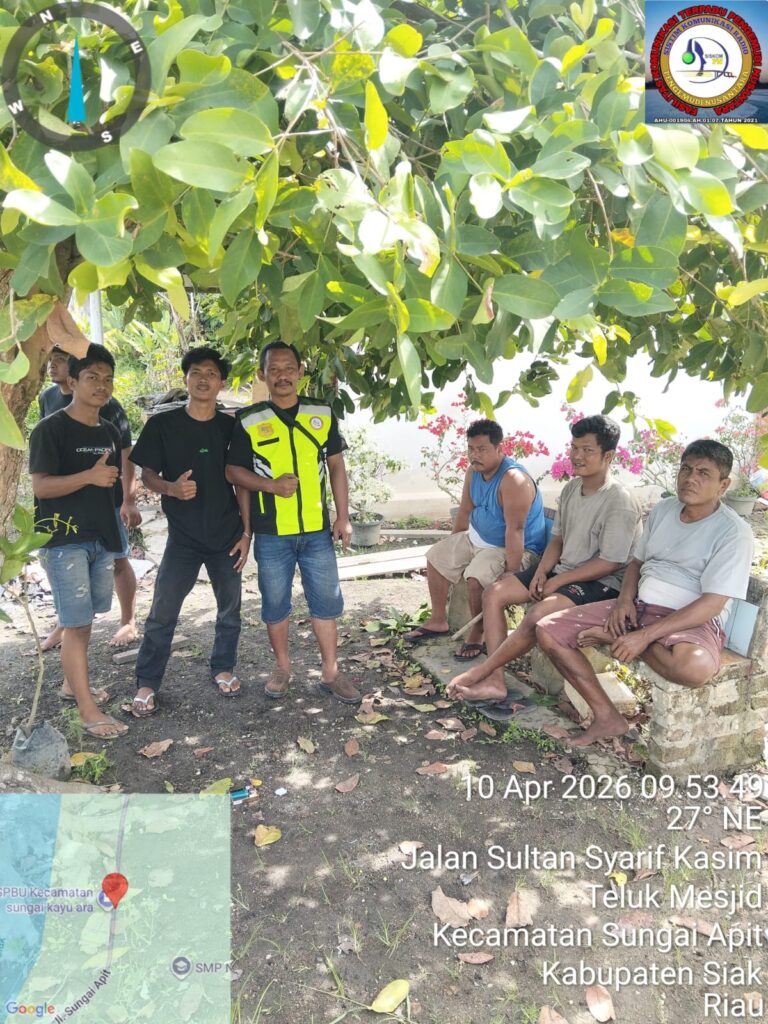 truk sayur terguling di jalan sultan syarif kasim sungai apit
