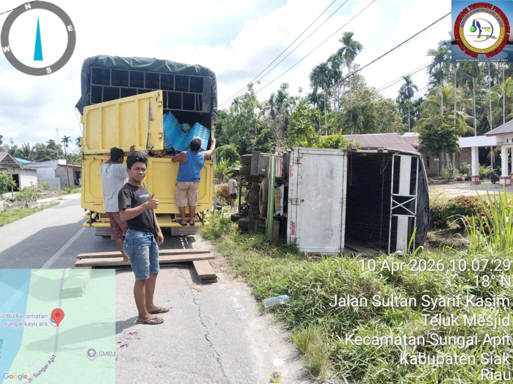 truk sayur terguling di jalan sultan syarif kasim sungai apit