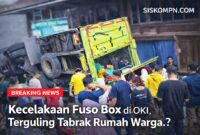 Kecelakaan truk Fuso box terjadi di OKI, Sumatera Selatan, hingga terguling dan menabrak rumah warga. Warga berkerumun di sekitar bak truk yang terbuka.