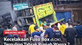 Kecelakaan truk Fuso box terjadi di OKI, Sumatera Selatan, hingga terguling dan menabrak rumah warga. Warga berkerumun di sekitar bak truk yang terbuka.