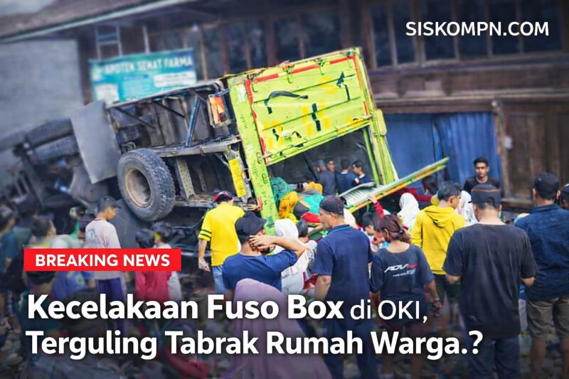 Kecelakaan truk Fuso box terjadi di OKI, Sumatera Selatan, hingga terguling dan menabrak rumah warga. Warga berkerumun di sekitar bak truk yang terbuka.