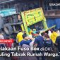 Kecelakaan truk Fuso box terjadi di OKI, Sumatera Selatan, hingga terguling dan menabrak rumah warga. Warga berkerumun di sekitar bak truk yang terbuka.