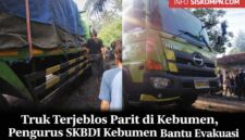 Truk angkutan semen masuk parit di Kebumen akibat rem terkunci, evakuasi dilakukan bersama warga