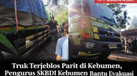 Truk angkutan semen masuk parit di Kebumen akibat rem terkunci, evakuasi dilakukan bersama warga