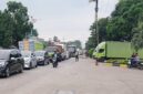 Kepadatan lalu lintas Cileungsi di Jalan Raya Narogong bikin arus tersendat. Simak penyebab kemacetan dan tips aman bagi pengemudi di jalur padat.