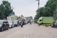 Kepadatan lalu lintas Cileungsi di Jalan Raya Narogong bikin arus tersendat. Simak penyebab kemacetan dan tips aman bagi pengemudi di jalur padat.
