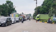 Kepadatan lalu lintas Cileungsi di Jalan Raya Narogong bikin arus tersendat. Simak penyebab kemacetan dan tips aman bagi pengemudi di jalur padat.