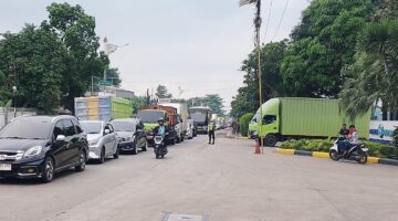 Kepadatan lalu lintas Cileungsi di Jalan Raya Narogong bikin arus tersendat. Simak penyebab kemacetan dan tips aman bagi pengemudi di jalur padat.