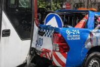 Kecelakaan Tol Cipularang Km 92 mobil Jasa Marga terjepit truk dan bus akibat tabrakan beruntun