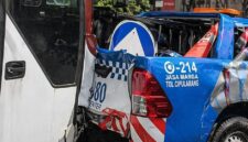 Kecelakaan Tol Cipularang Km 92 mobil Jasa Marga terjepit truk dan bus akibat tabrakan beruntun