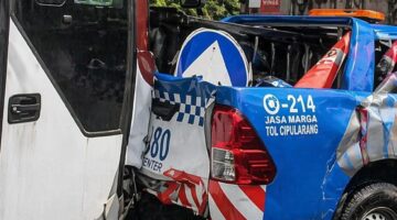 Kecelakaan Tol Cipularang Km 92 mobil Jasa Marga terjepit truk dan bus akibat tabrakan beruntun