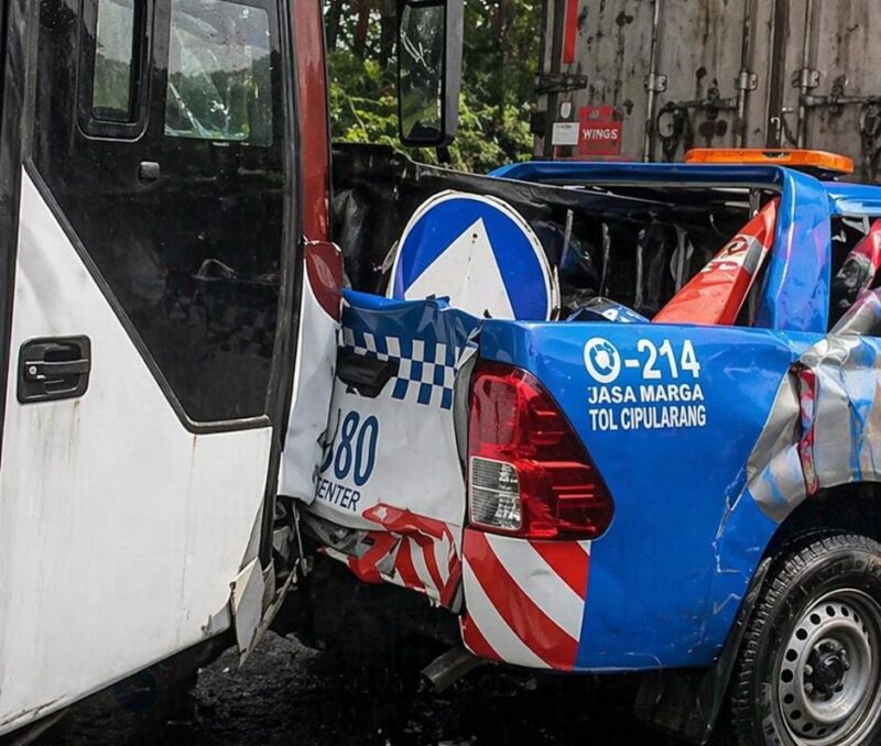 Kecelakaan Tol Cipularang Km 92 mobil Jasa Marga terjepit truk dan bus akibat tabrakan beruntun