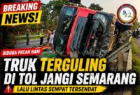 Kecelakaan truk tol jangli semarang terguling akibat pecah ban