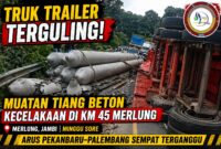 Insiden truk muatan beton terguling hingga menutup badan jalan di merlung jambi