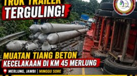 Insiden truk muatan beton terguling hingga menutup badan jalan di merlung jambi