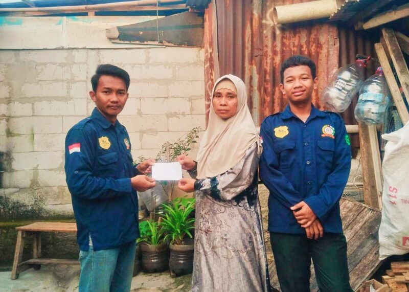 SISKOM-PN Jakarta Barat menyerahkan donasi kepada keluarga almarhum Ketua Tarono sebagai bentuk solidaritas anggota di Cengkareng, 29 April 2026.