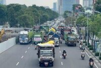 Ratusan sopir truk berkumpul di Bundaran Waru Surabaya saat aksi berlangsung