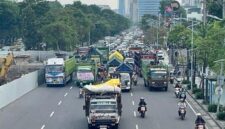 Ratusan sopir truk berkumpul di Bundaran Waru Surabaya saat aksi berlangsung