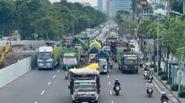 Ratusan sopir truk berkumpul di Bundaran Waru Surabaya saat aksi berlangsung
