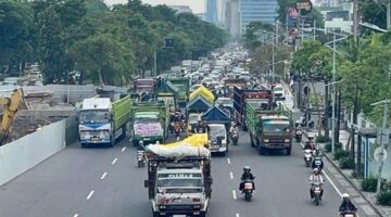Ratusan sopir truk berkumpul di Bundaran Waru Surabaya saat aksi berlangsung