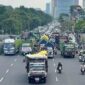 Ratusan sopir truk berkumpul di Bundaran Waru Surabaya saat aksi berlangsung