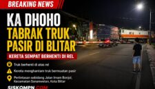Kereta Api Dhoho menabrak truk bermuatan pasir di perlintasan sebidang Jalan Imam Bonjol, Kota Blitar. Truk sempat berhenti di atas rel hingga menyebabkan kereta berhenti di lokasi kejadian.