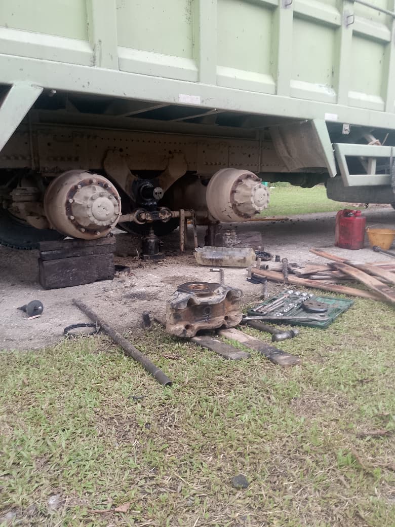 komponen kaki-kaki truk dibongkar saat perbaikan truk Indragiri Hulu Riau menggunakan peralatan manual di Pematang Jaya