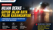 Kondisi hujan deras Jalan Raya Palur Karanganyar saat malam hari, pengendara kurangi kecepatan karena jalan licin