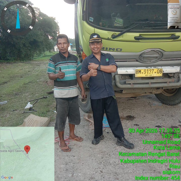 Ketua SISKOM-PN Siak Donal Antoni Sitorus bersama sopir Saparudin di depan truk BM 9137 QO setelah perbaikan truk Indragiri Hulu Riau