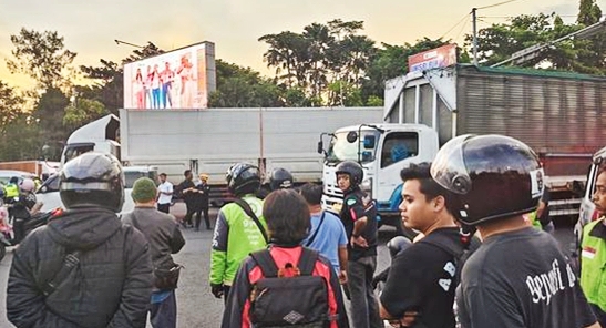 Kecelakaan ini merenggut nyawa dua pengendara sepeda motor berinisial A dan LN di lokasi kejadian.