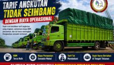 Sejumlah truk logistik terparkir dengan muatan tertutup terpal di area distribusi. Sopir truk mengeluhkan tarif angkutan yang tidak seimbang dengan biaya operasional yang terus meningkat. Foto: ANTARA FOTO