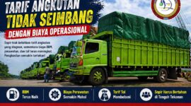 Sejumlah truk logistik terparkir dengan muatan tertutup terpal di area distribusi. Sopir truk mengeluhkan tarif angkutan yang tidak seimbang dengan biaya operasional yang terus meningkat. Foto: ANTARA FOTO