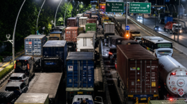 Kondisi lalu lintas padat menuju Pelabuhan Tanjung Priok pada malam hari