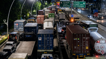 Kondisi lalu lintas padat menuju Pelabuhan Tanjung Priok pada malam hari