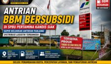 Antrian BBM bersubsidi di SPBU Kandis Siak menyebabkan kendaraan logistik mengular hingga ke jalan.