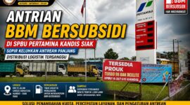Antrian BBM bersubsidi di SPBU Kandis Siak menyebabkan kendaraan logistik mengular hingga ke jalan.
