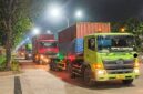 Truk padati di Tambak Osowilangun Surabaya malam hari arus lalu lintas logistik