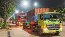 Truk padati di Tambak Osowilangun Surabaya malam hari arus lalu lintas logistik