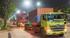 Truk padati di Tambak Osowilangun Surabaya malam hari arus lalu lintas logistik