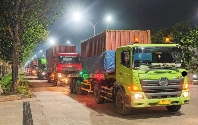 Truk padati di Tambak Osowilangun Surabaya malam hari arus lalu lintas logistik