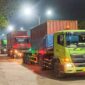 Truk padati di Tambak Osowilangun Surabaya malam hari arus lalu lintas logistik